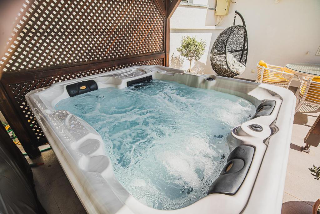 una grande vasca idromassaggio in una stanza di Downtown Luxury Apartments with Hot Tub a Vodice