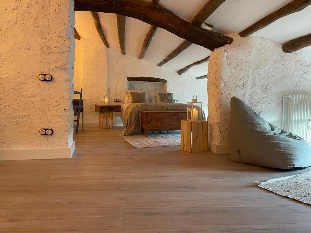 ein Schlafzimmer mit einem Bett und einem Kissen auf dem Boden in der Unterkunft Casa rural con jardín,a 8km playa y en la naturaleza Taronja&canyella in Ardenya