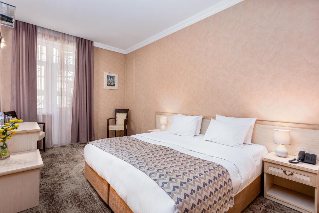 Postel nebo postele na pokoji v ubytování Sharden Hotel