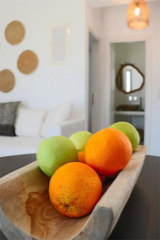 Posteľ alebo postele v izbe v ubytovaní Beach Apartment Thalia with Hot Tub and Sea View