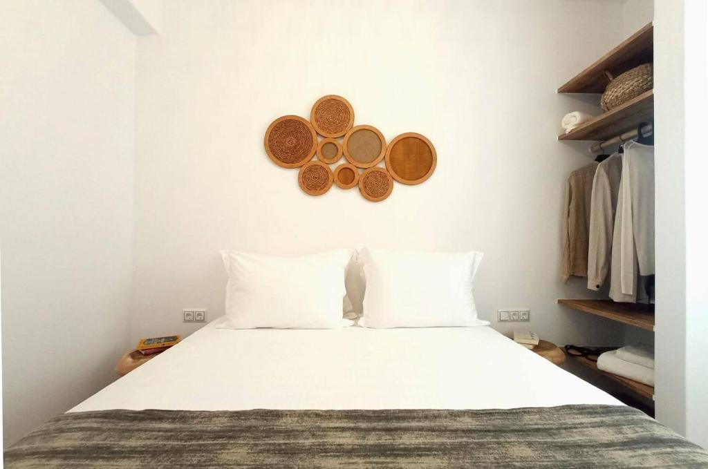Posteľ alebo postele v izbe v ubytovaní Beach Apartment Thalia with Hot Tub and Sea View