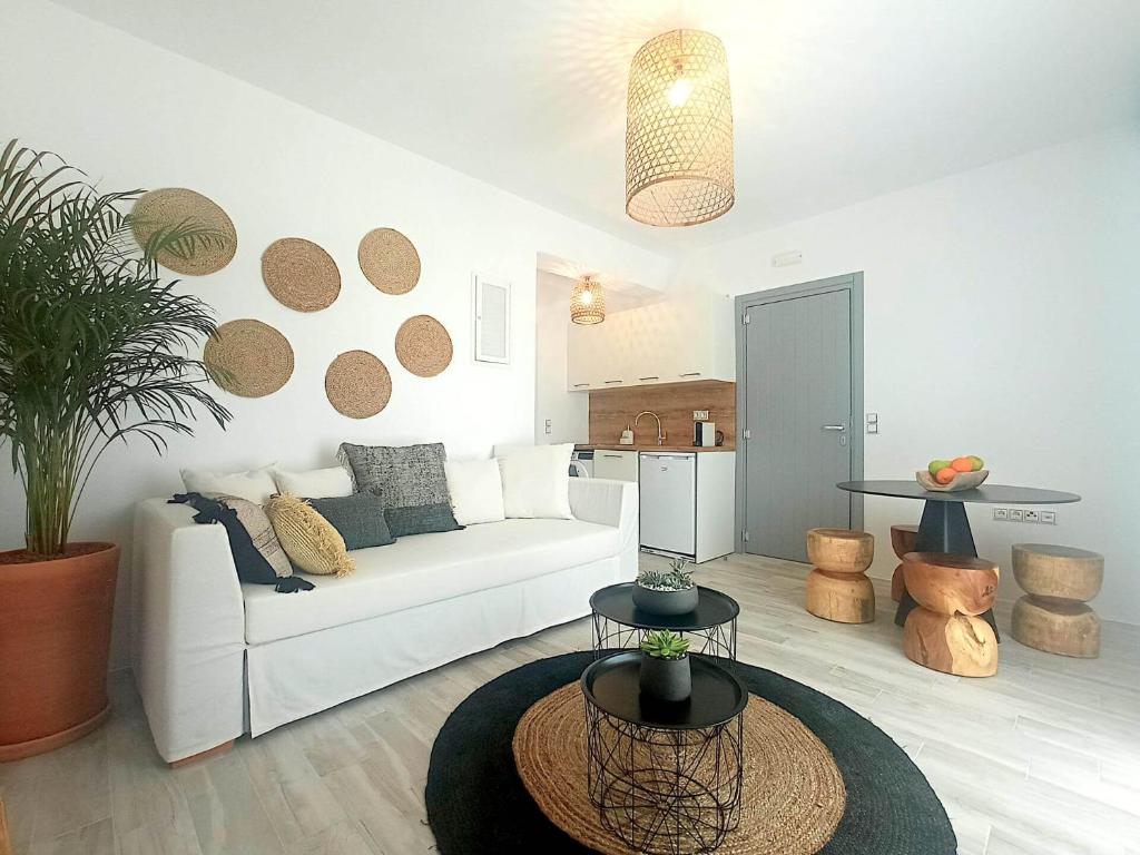 Posedenie v ubytovaní Beach Apartment Thalia with Hot Tub and Sea View