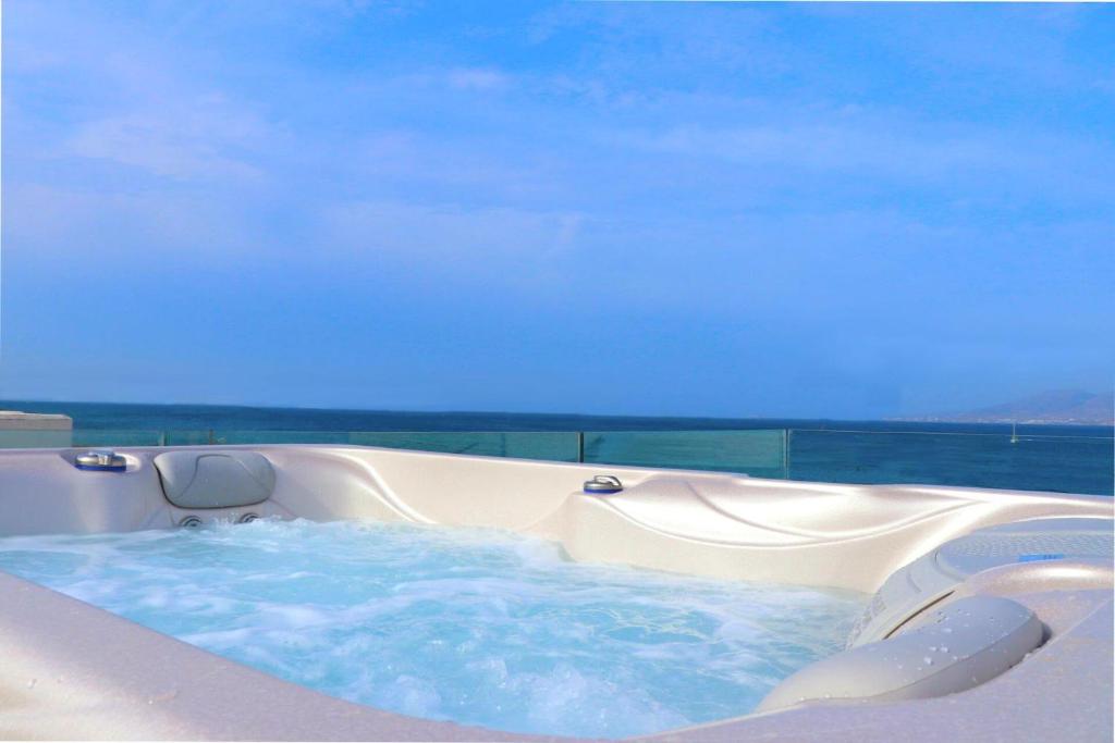 Fotografia z galérie ubytovania Beach Apartment Thalia with Hot Tub and Sea View v destinácii Agios Prokopios