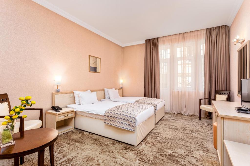 Postel nebo postele na pokoji v ubytování Sharden Hotel