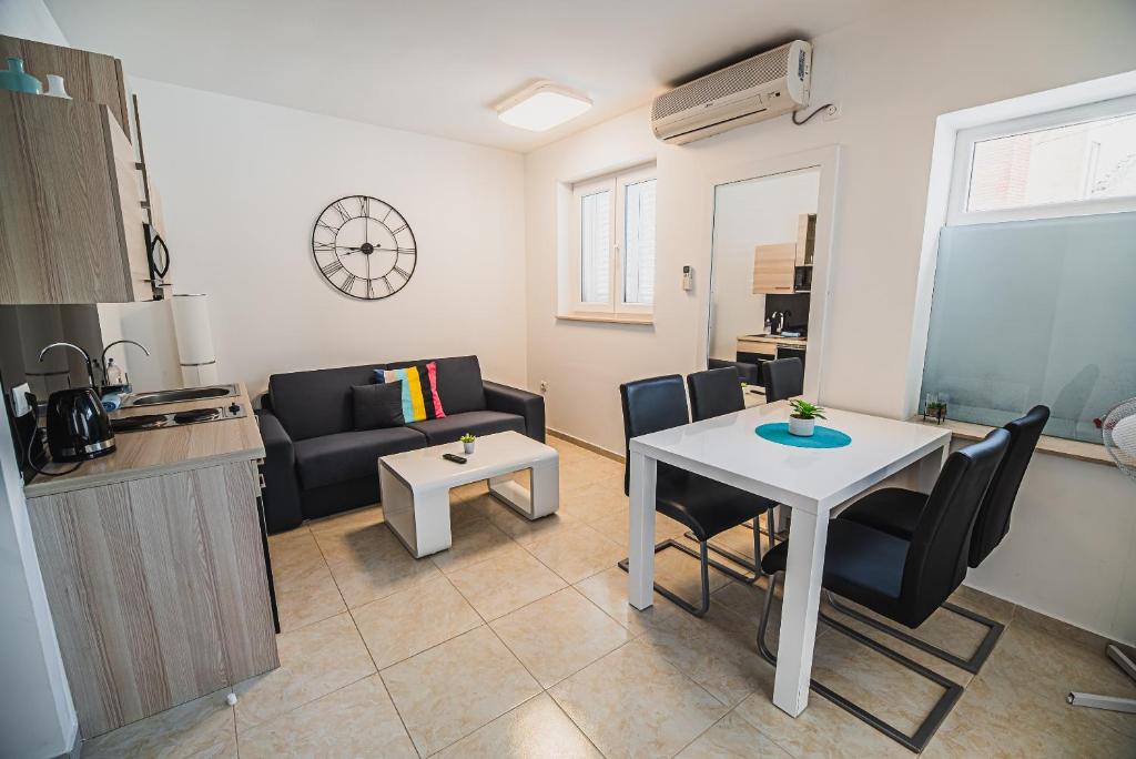 Downtown Park Apartments with Balcony - One Bedroom Apartment