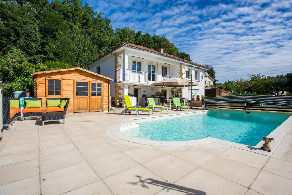 une cour arrière avec une piscine et une maison dans l'établissement CHEZ MICHEL ET FABIENNE, à Sarlat-la-Canéda