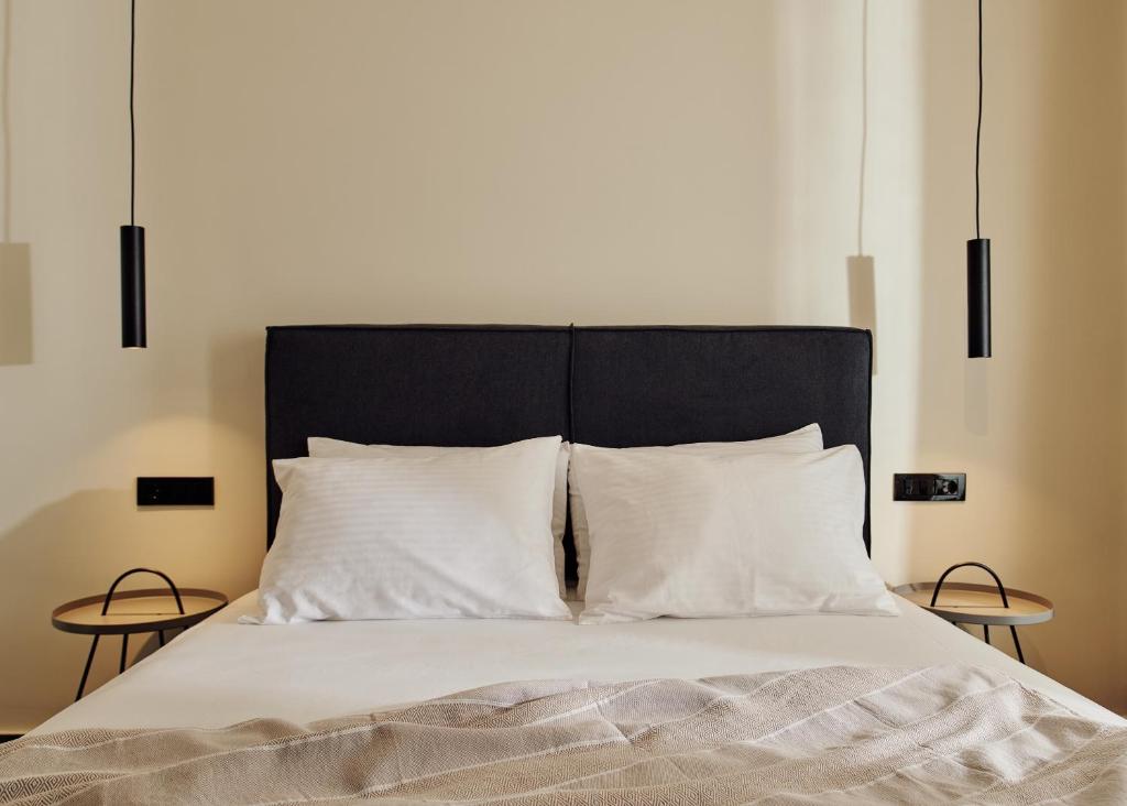 Posteľ alebo postele v izbe v ubytovaní Amaroo Suites