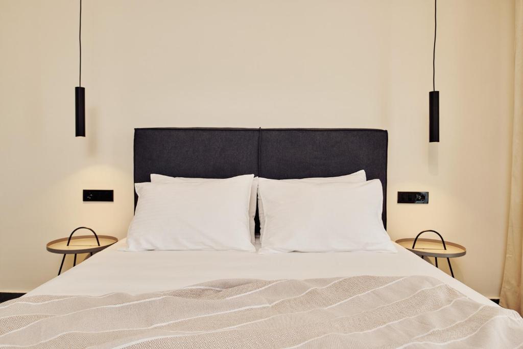 Posteľ alebo postele v izbe v ubytovaní Amaroo Suites