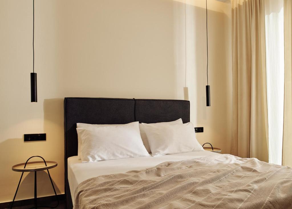 Posteľ alebo postele v izbe v ubytovaní Amaroo Suites