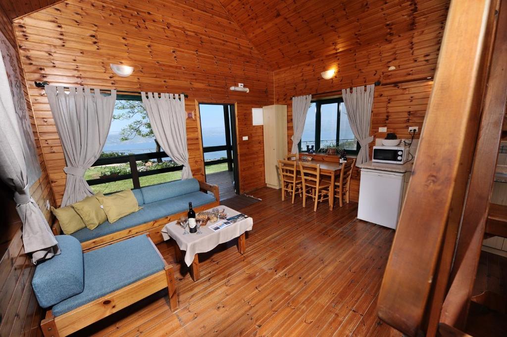 A kitchen or kitchenette at מצפה השלום