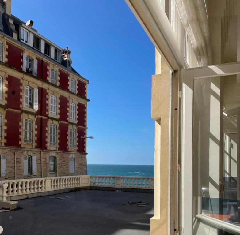 uma vista para o oceano a partir de um edifício em Superbe appartement au bord de l'océan em Biarritz