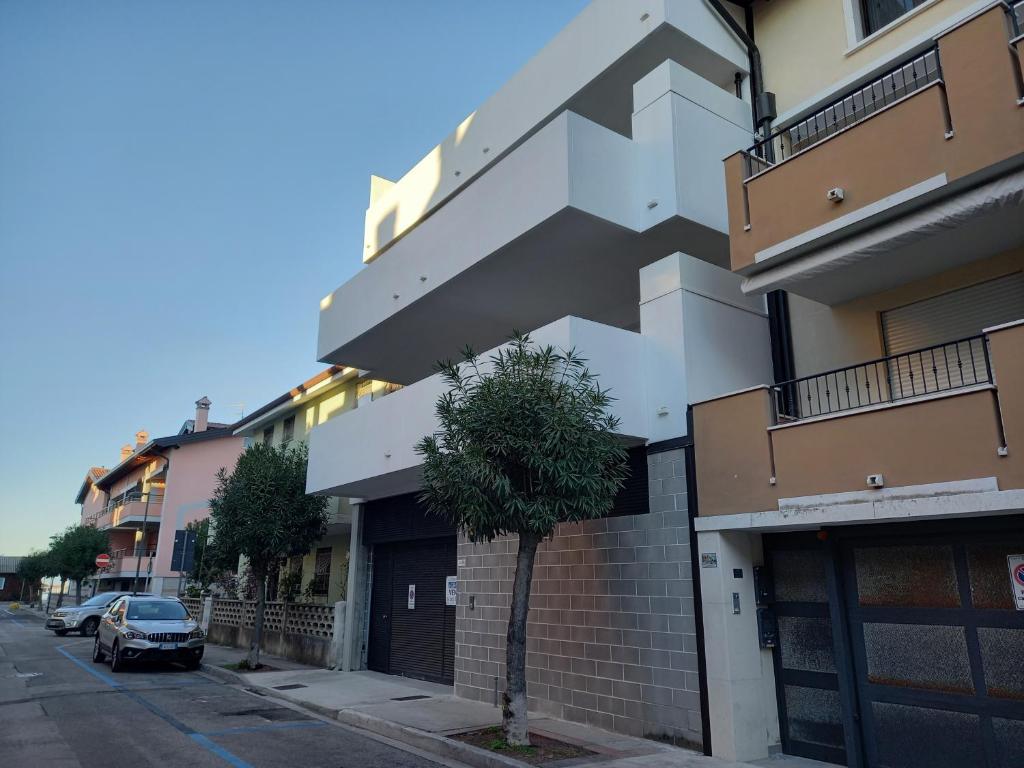 un edificio con una escalera en el lateral de una calle en Residence Giulia, en Grado