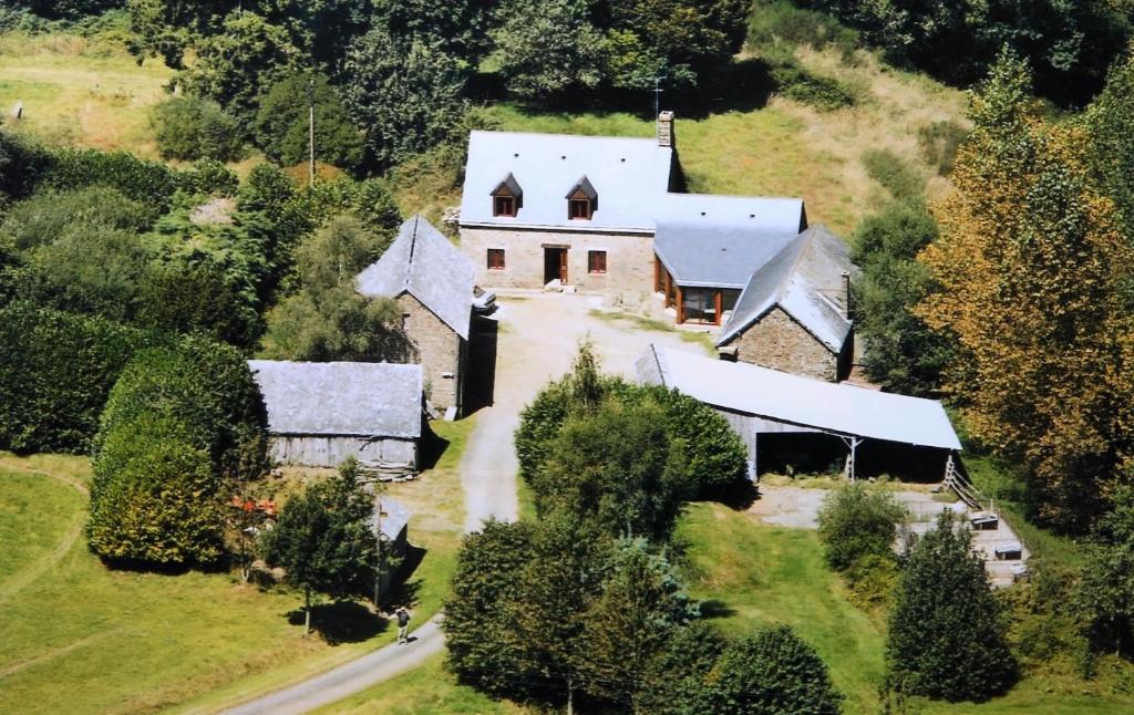 eine Luftansicht eines großen Hauses auf einem Hügel in der Unterkunft L'Angeberdière in Saint-Mars-sur-la-Futaie