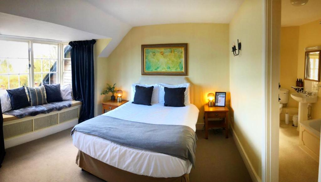 een hotelkamer met een bed en een bad bij The New Inn Clovelly in Clovelly