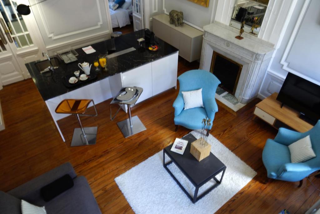 ein Wohnzimmer mit blauen Stühlen und einem Kamin in der Unterkunft Maison Eugénie in Luchon