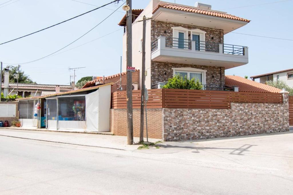 dom po stronie ulicy w obiekcie Franceska's guest house w mieście Artemida