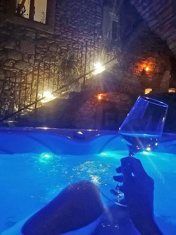 Bazén v ubytování Stone House Hedonia nebo v jeho okolí