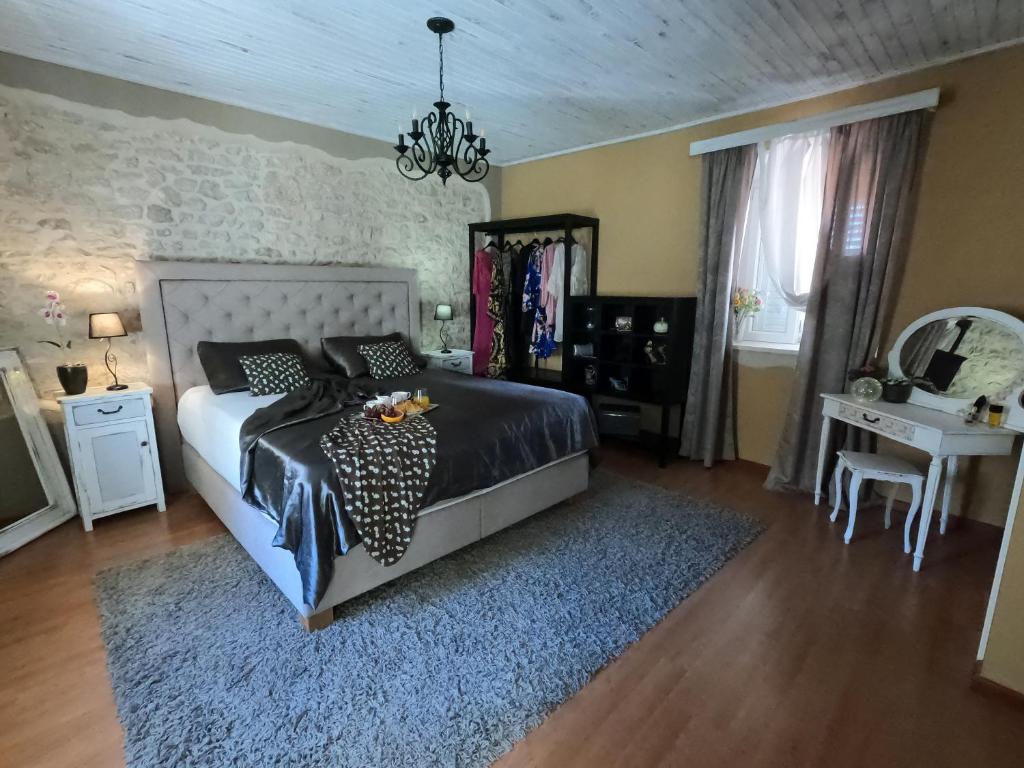 Postel nebo postele na pokoji v ubytování Stone House Hedonia
