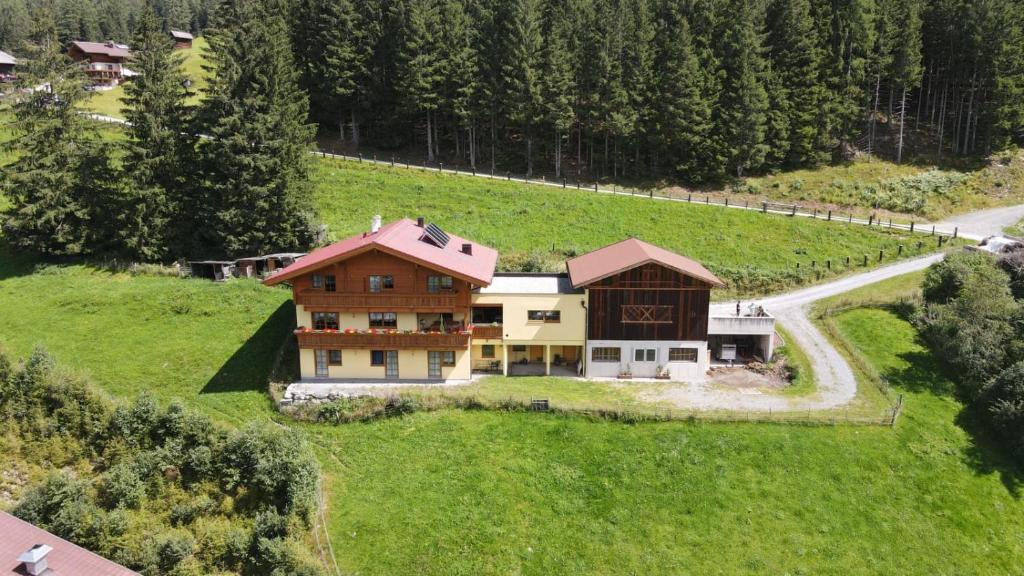 una vista aérea de una casa en una colina en Almliesl GAST-481, en Bad Gastein