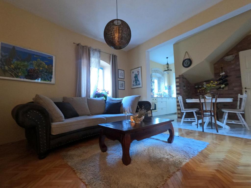 Posezení v ubytování Stone House Hedonia