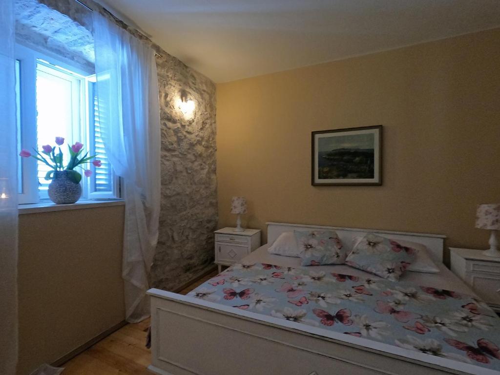 Postel nebo postele na pokoji v ubytování Stone House Hedonia