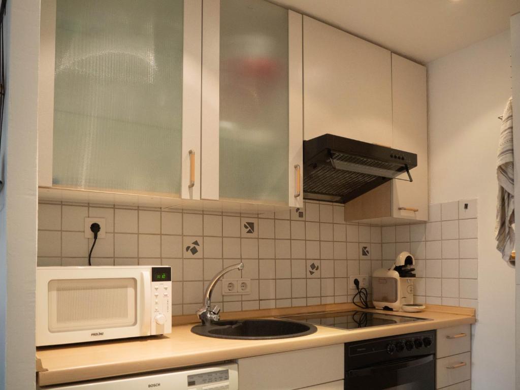 Kuchyň nebo kuchyňský kout v ubytování Catalunya Apartament per 4 persones en edifici del passeig marítim amb vistes sobre la Vall d'Aro