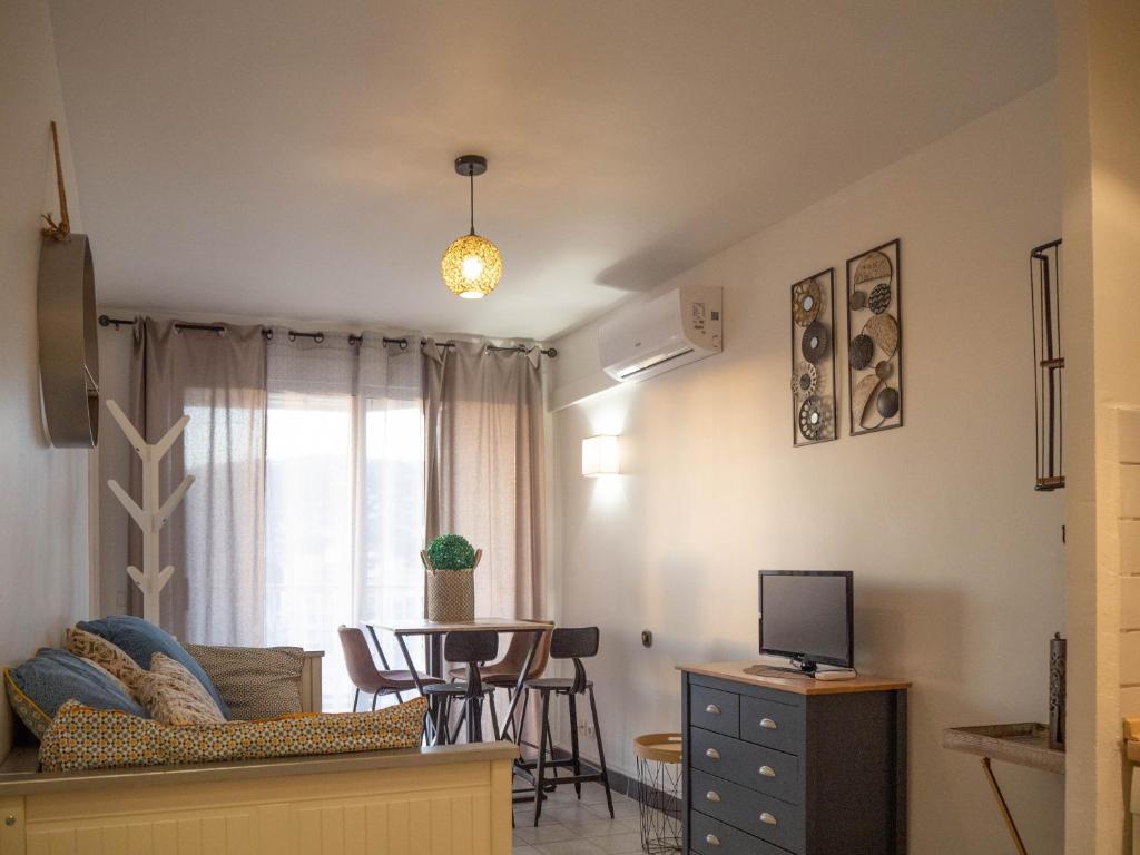 TV a/nebo společenská místnost v ubytování Catalunya Apartament per 4 persones en edifici del passeig marítim amb vistes sobre la Vall d'Aro