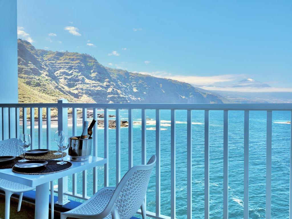 una mesa y sillas en un balcón con vistas al océano en Holiday Feel A, en Tacoronte