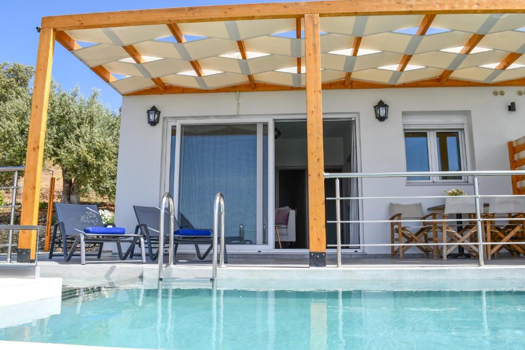 Bazén v ubytování Vrachos luxury home nebo v jeho okolí
