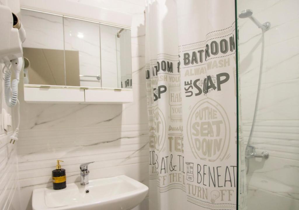 Bilik mandi di Artemida Suites