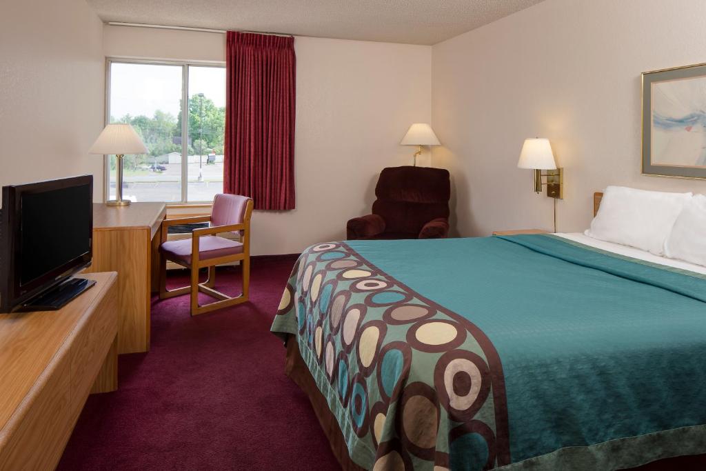 Super 8 by Wyndham Menomonie WI - Queen Room - Acceso A Movilidad/no Fumar