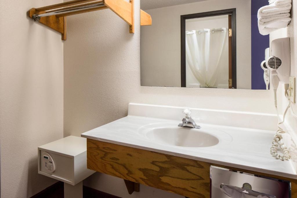 Super 8 by Wyndham Menomonie WI - King Room - No Fumadores
