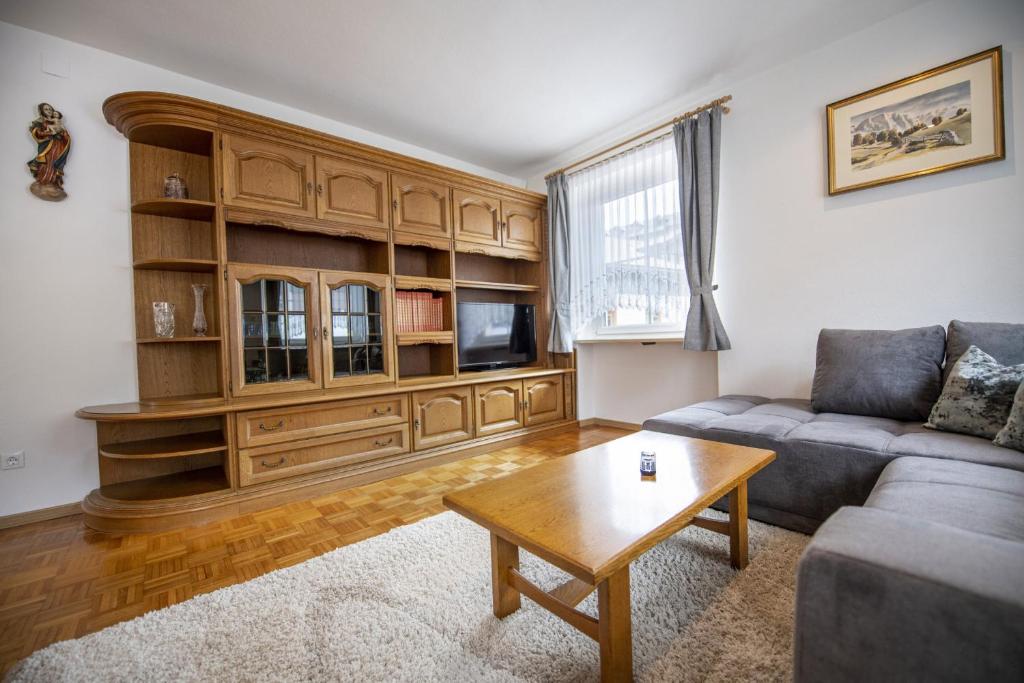 sala de estar con sofá y mesa de centro en Apartments Stua da Carlo en Ortisei
