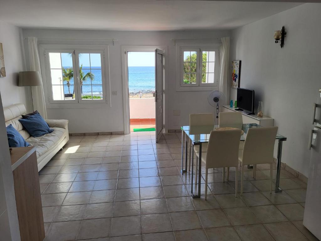 un soggiorno con un tavolo e un divano di Isabel3 a Tías