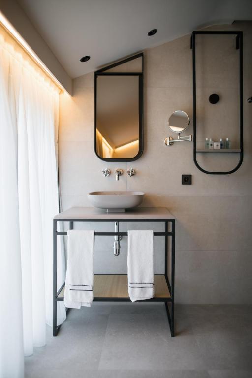 a bathroom with a sink and a mirror at MYR Puerta Serranos in Valencia