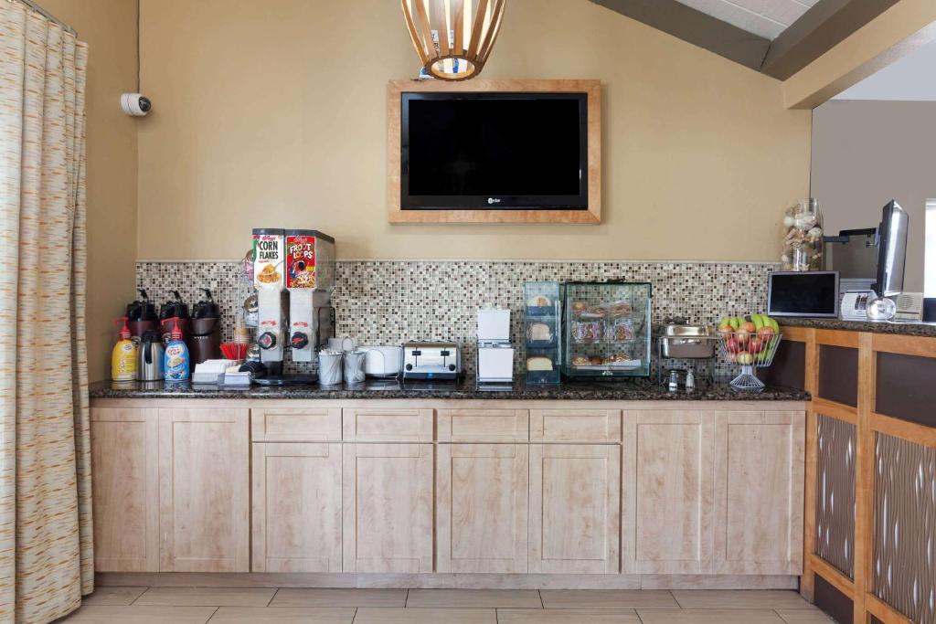 Howard Johnson by Wyndham National City/San Diego South photo
