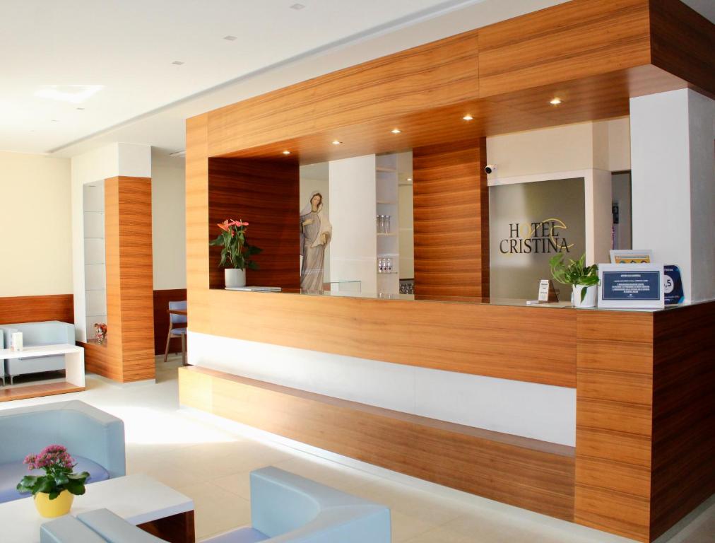 a waiting area in a dermatologists office with a mirror at Hotel Cristina in Grado