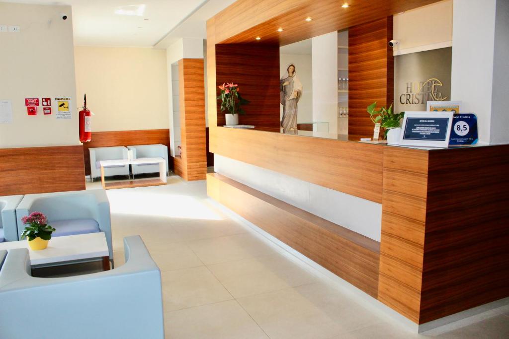 lobby szpitala z poczekalnią w obiekcie Hotel Cristina w Grado