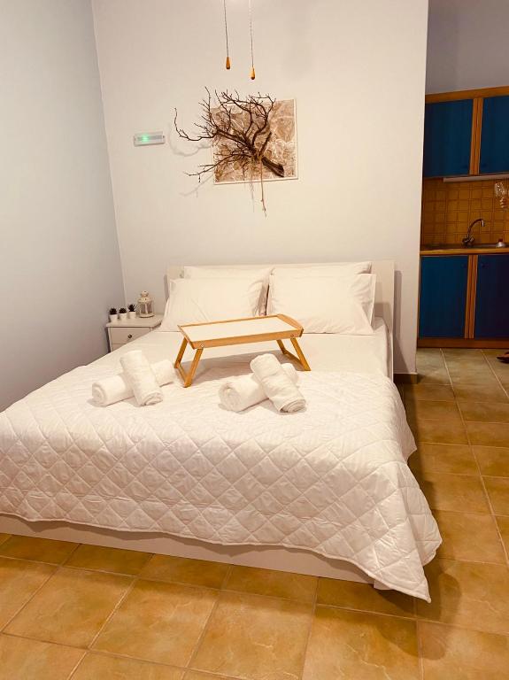 Postel nebo postele na pokoji v ubytování Kea Houses View - Μαγευτική Θέα στο Αιγαίο Πέλαγος ΦΟΙΡΑ ΚΑΤΩ ΜΕΡΙΑ ΚΕΑΣ