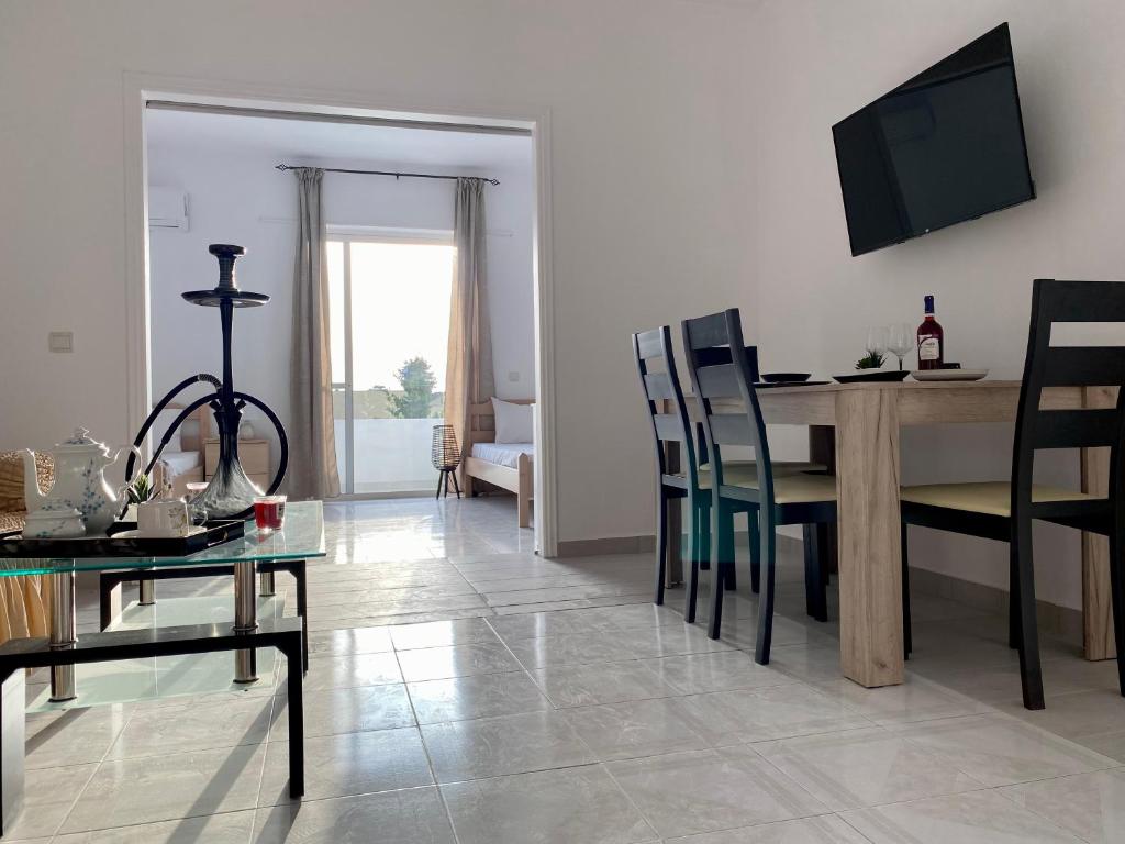 Central, Sunny & Spacious Apartment in Town - El Greco Apartments No 1