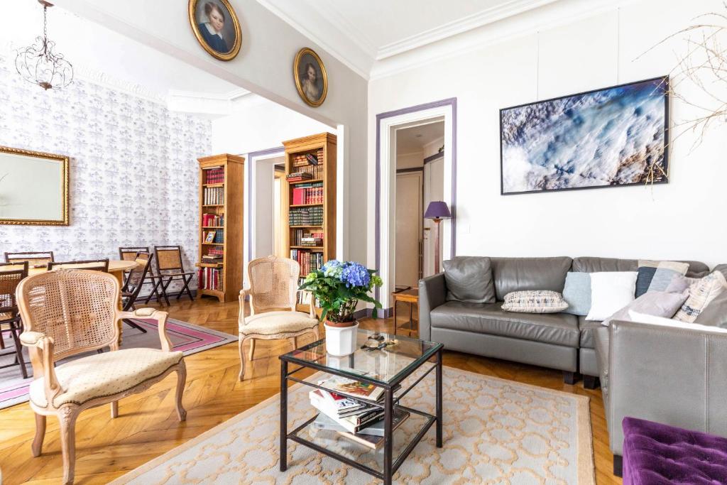 un salon avec un canapé et une table dans l'établissement Veeve - Vintage Violet, à Paris