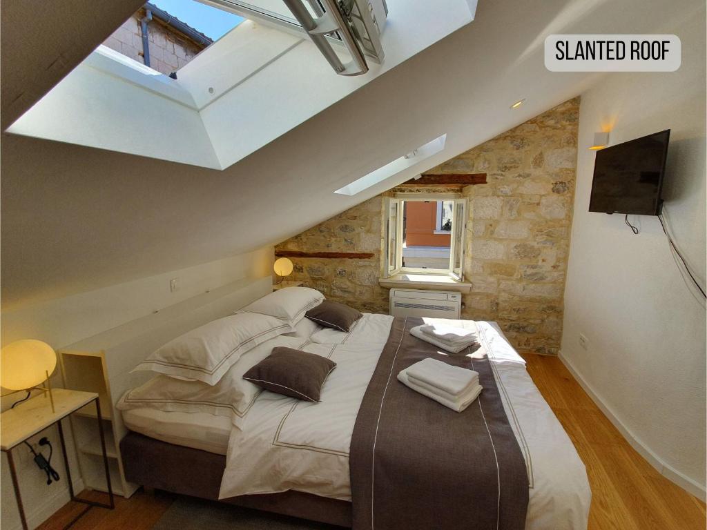 Cama o camas de una habitación en THE SUITES at central Split