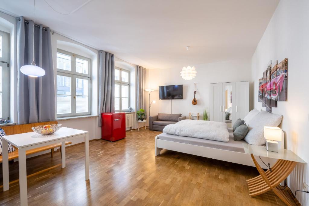 a living room with a couch and a table at Große Altstadtwohnung in TOP Lage Zentrum in Dresden