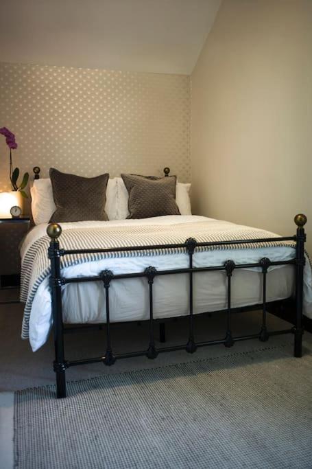 Letto o letti in una camera di The Presbytery, Forres