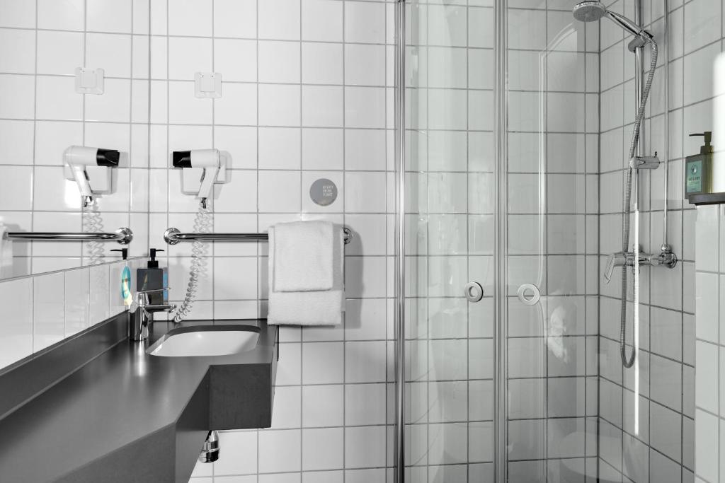 a bathroom with a shower and a sink at Comfort Hotel Børsparken in Oslo