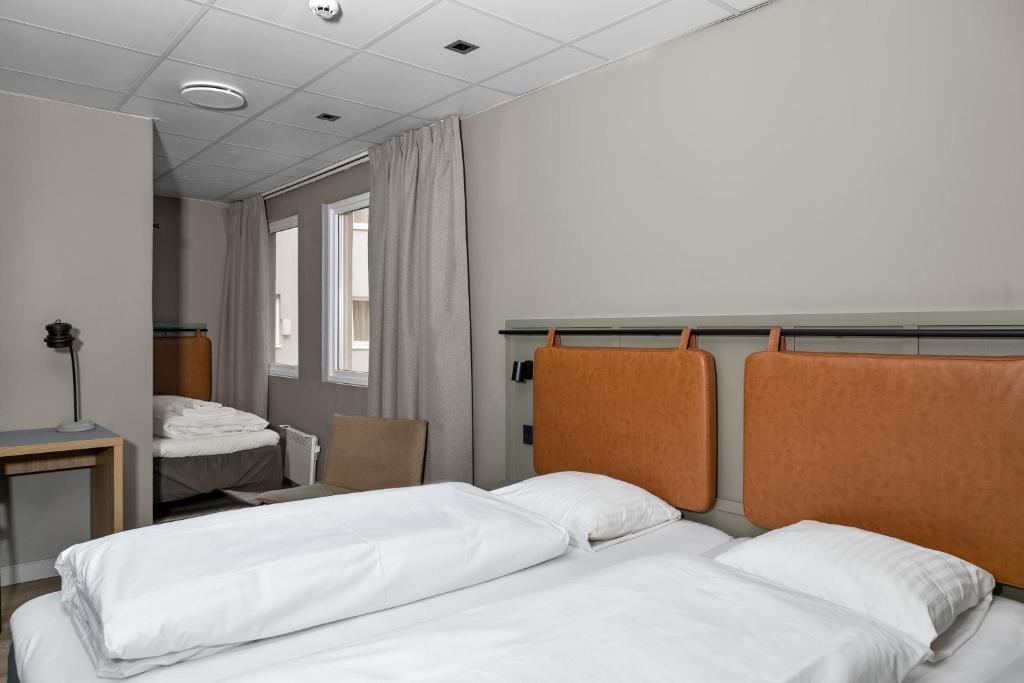 a room with two beds in a room at Comfort Hotel Børsparken in Oslo