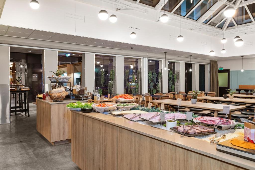 a buffet line with food on display in a restaurant at Comfort Hotel Børsparken in Oslo