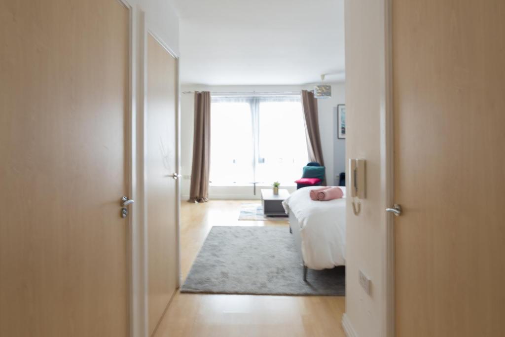 Modern Spacious studio close to station - One-Bedroom Apartment