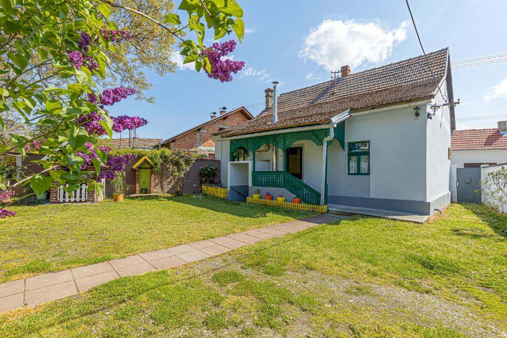 een huis met een tuin ervoor bij Rural Homestead Trenkovo - Happy Rentals in Trenkovo