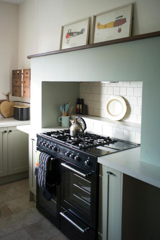 una cucina con piano cottura nero e forno di The Presbytery, Forres a Forres